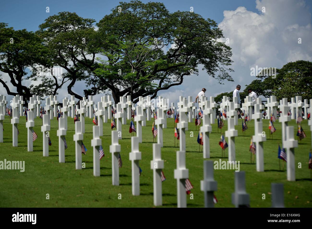 Taguig, Philippinen. 25. Mai 2014. Besucher betrachten Gräber von Soldaten, die während des zweiten Weltkriegs bei einem Dienst, Memorial Day an der Manila American Cemetery in Fort Bonifacio in Taguig, östlich von Manila, Philippinen, 25. Mai 2014-Marke gefallen. Mit mehr als 17.000 Gräbern hat Manila American Cemetery die größte Anzahl der Gräber von jedem Friedhof für US-Soldaten während des zweiten Weltkriegs getötet. : Bildnachweis Ezra Acayan/NurPhoto: Ezra Acayan/NurPhoto/ZUMAPRESS.com/Alamy Live-Nachrichten Stockfoto