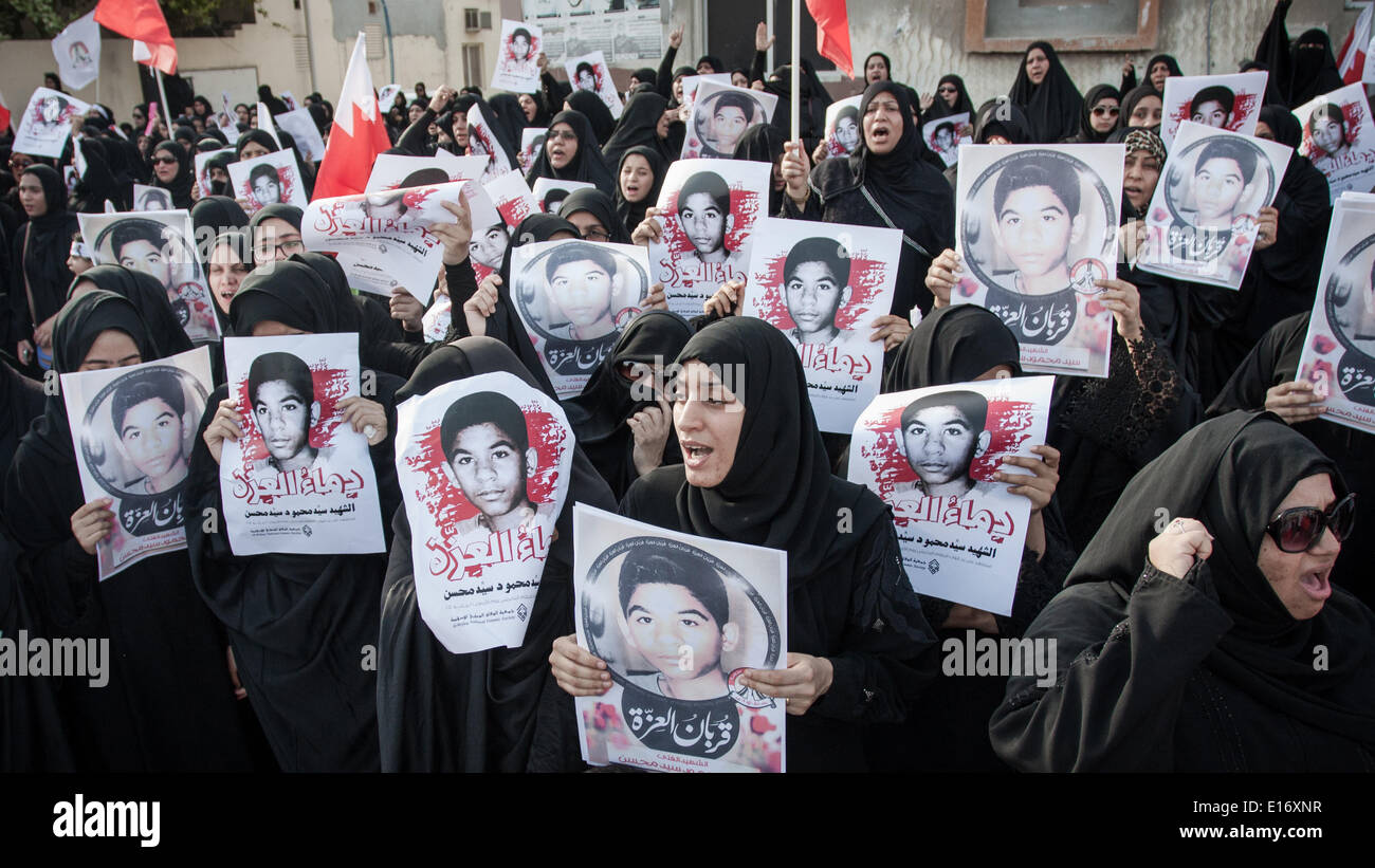 Eine Gruppe von Frauen, die Portrait-Märtyrer, Sayed Mahmoud Mohsen (14 Jahre), zur Kenntnis genommen, dass Märtyrer Sayed Mahmoud Fotograf mit einem Netzwerk von revolutionären in dem sozialen Netzwerk (Facebook) arbeitet und durch einen Schuss abgefeuert durch Sicherheitskräfte bei Zusammenstößen getötet am Ende der Trauer der Märtyrers Ali Faisal 21 Mai auf der Insel Sitra südlich von Manama stattfand. Stockfoto