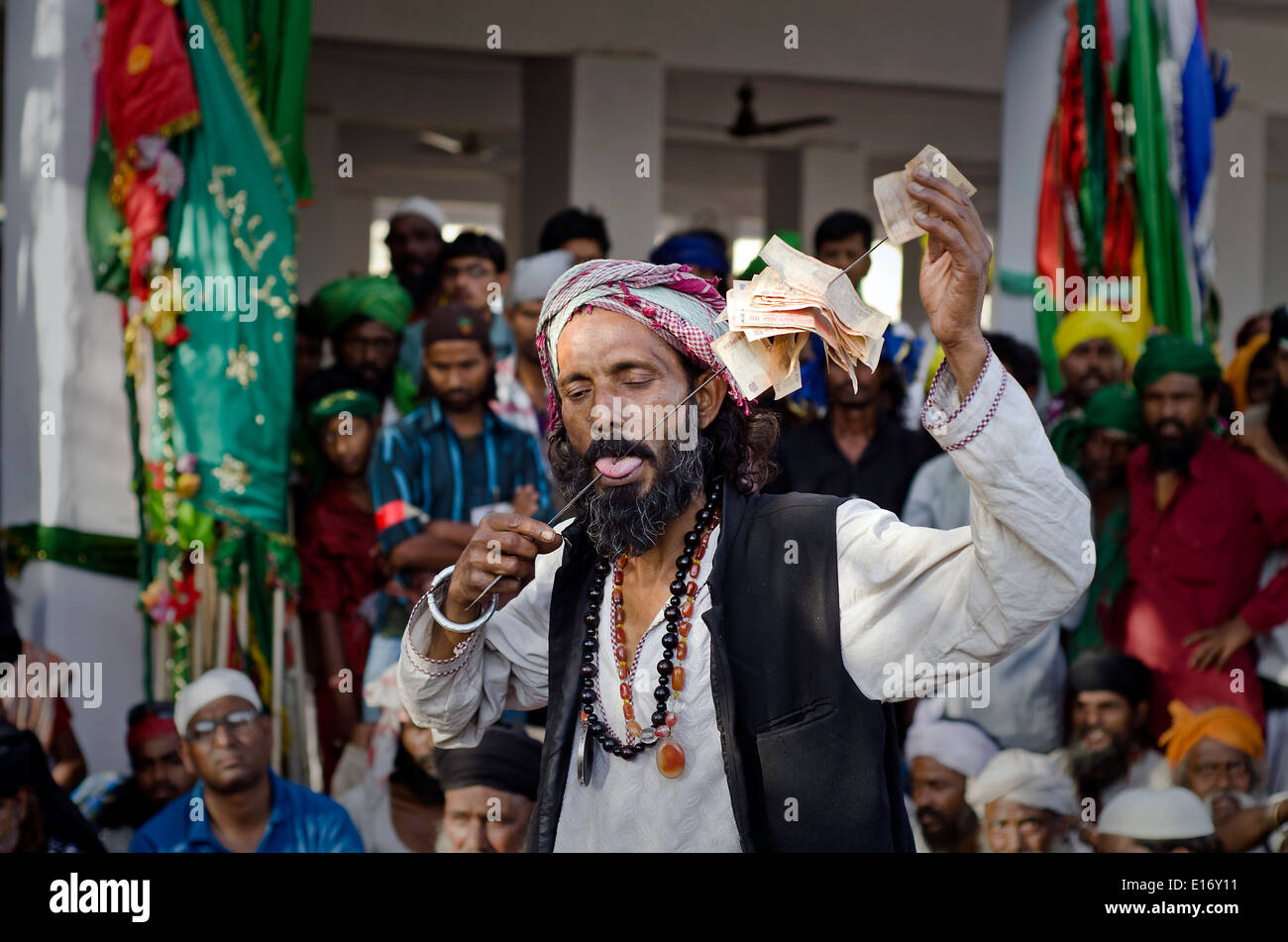Fakir durchführen selbst Kränkung, Ajmer, Indien Stockfoto
