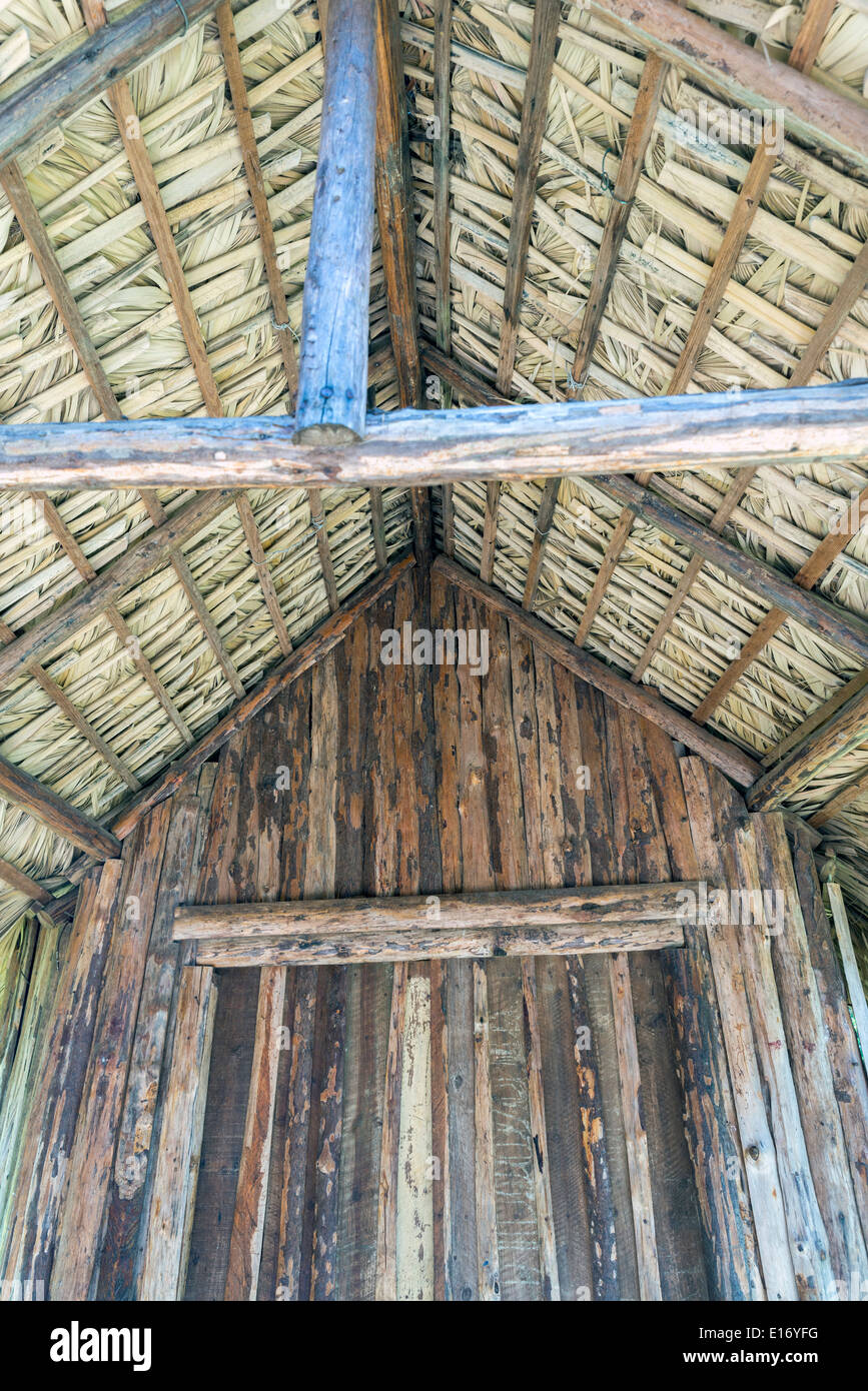 Blick auf einen tropischen strohgedeckte Hütte. Stockfoto