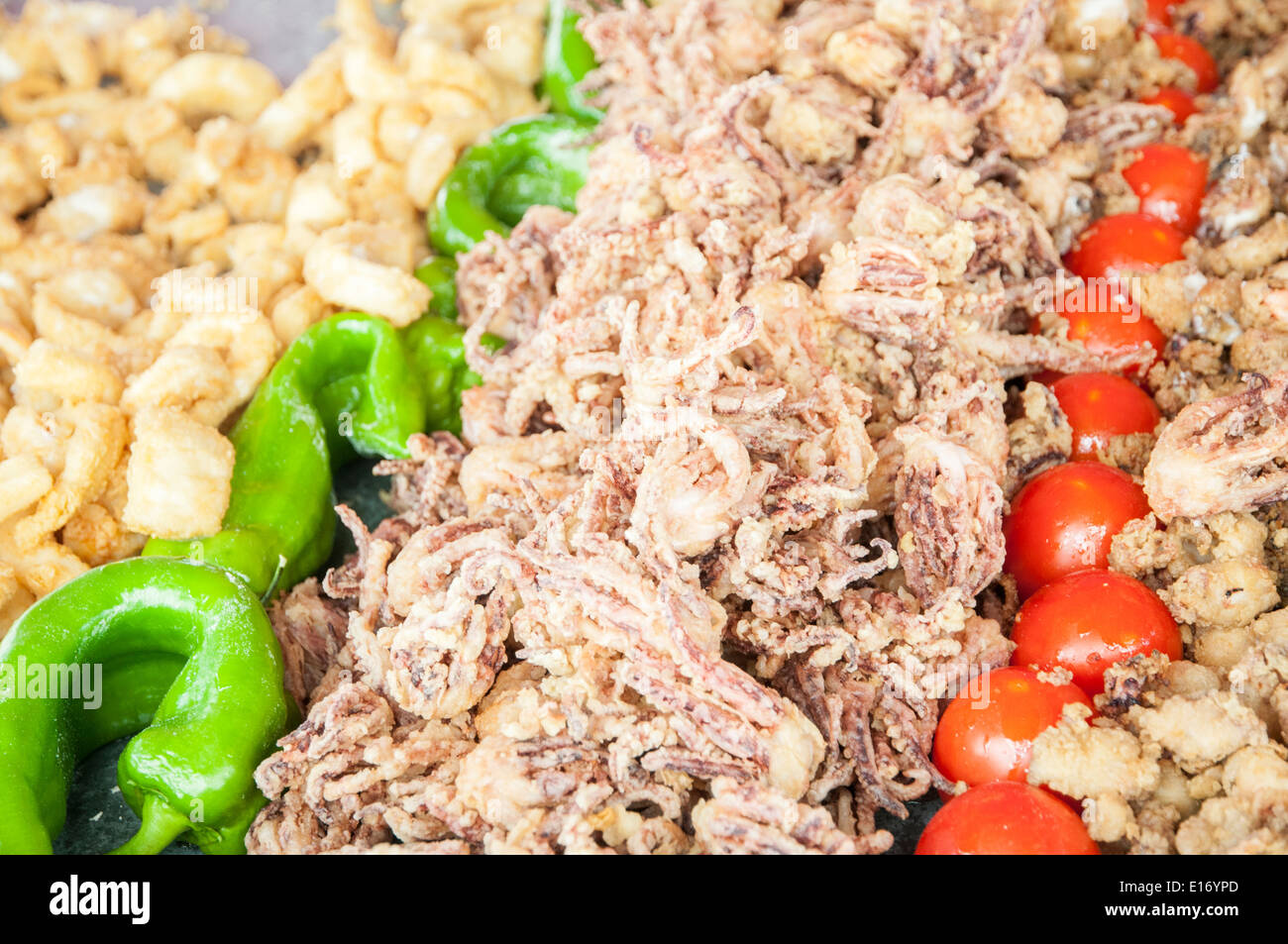 kleine Tintenfische in pflanzlichem Öl frittiert Stockfoto