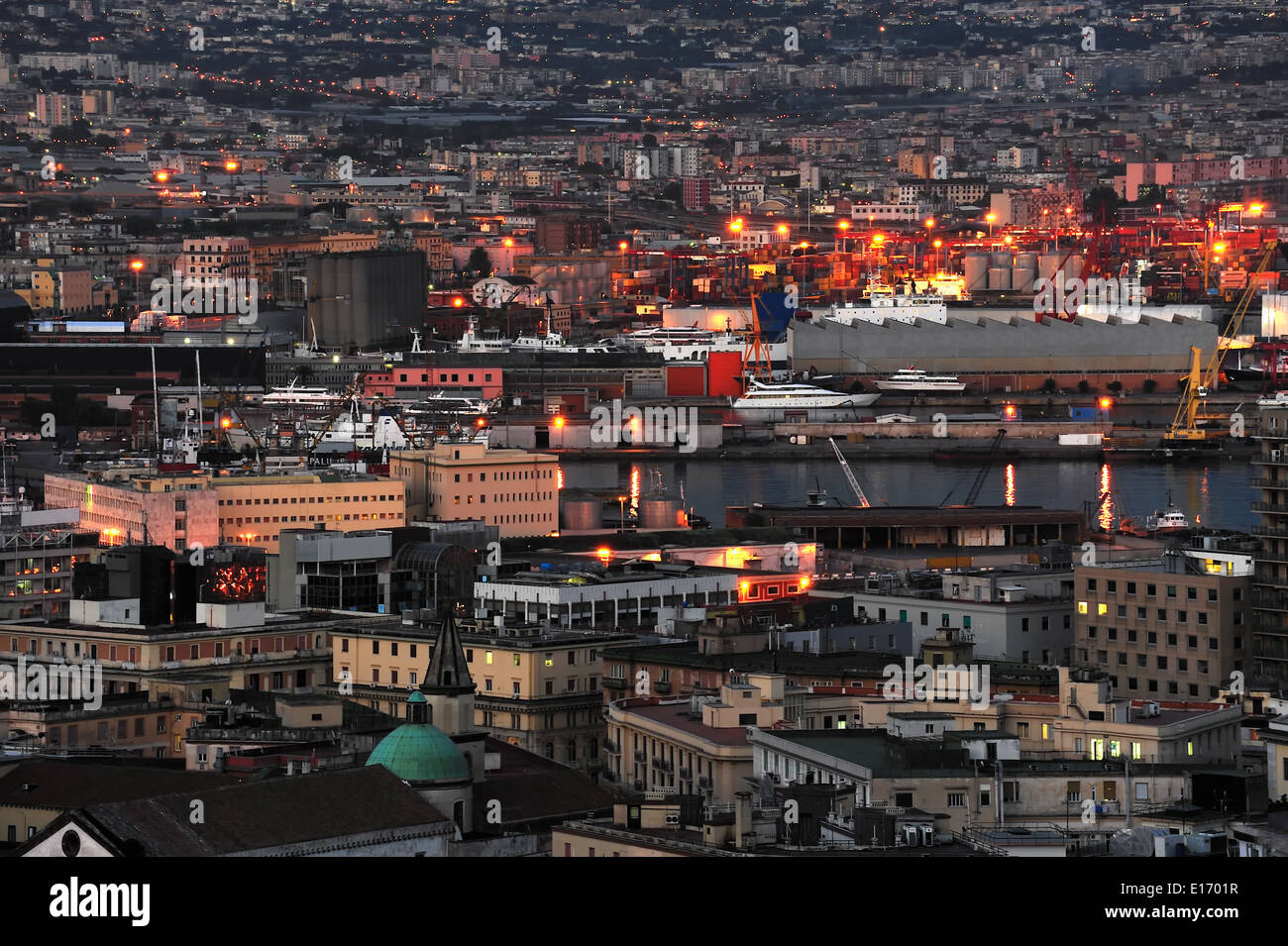 Nachtansicht des Hafens von Neapel, Italien Stockfoto