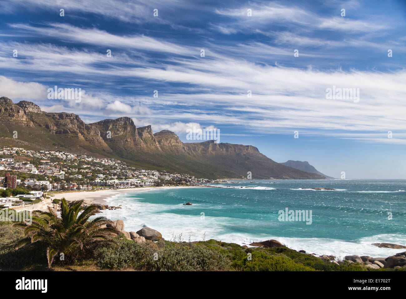 Blick über Camps Bay und den zwölf Aposteln, Cape Town, Südafrika Stockfoto