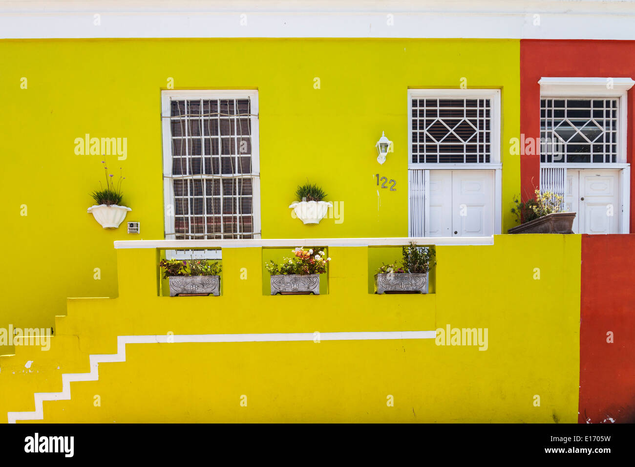Hellgelbes Haus in der Chiappini Straße im Bo Kaap Viertel, Cape Malay Viertel, Kapstadt, Südafrika Stockfoto
