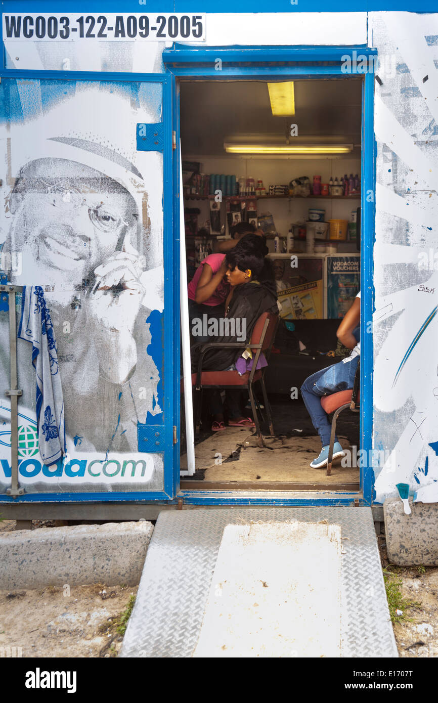 Friseursalon, Menschen im improvisierten Friseursalon und Friseur in Container, Imizamo Yethu Township (Mandela Park) Siedlung, Kapstadt, Südafrika Stockfoto