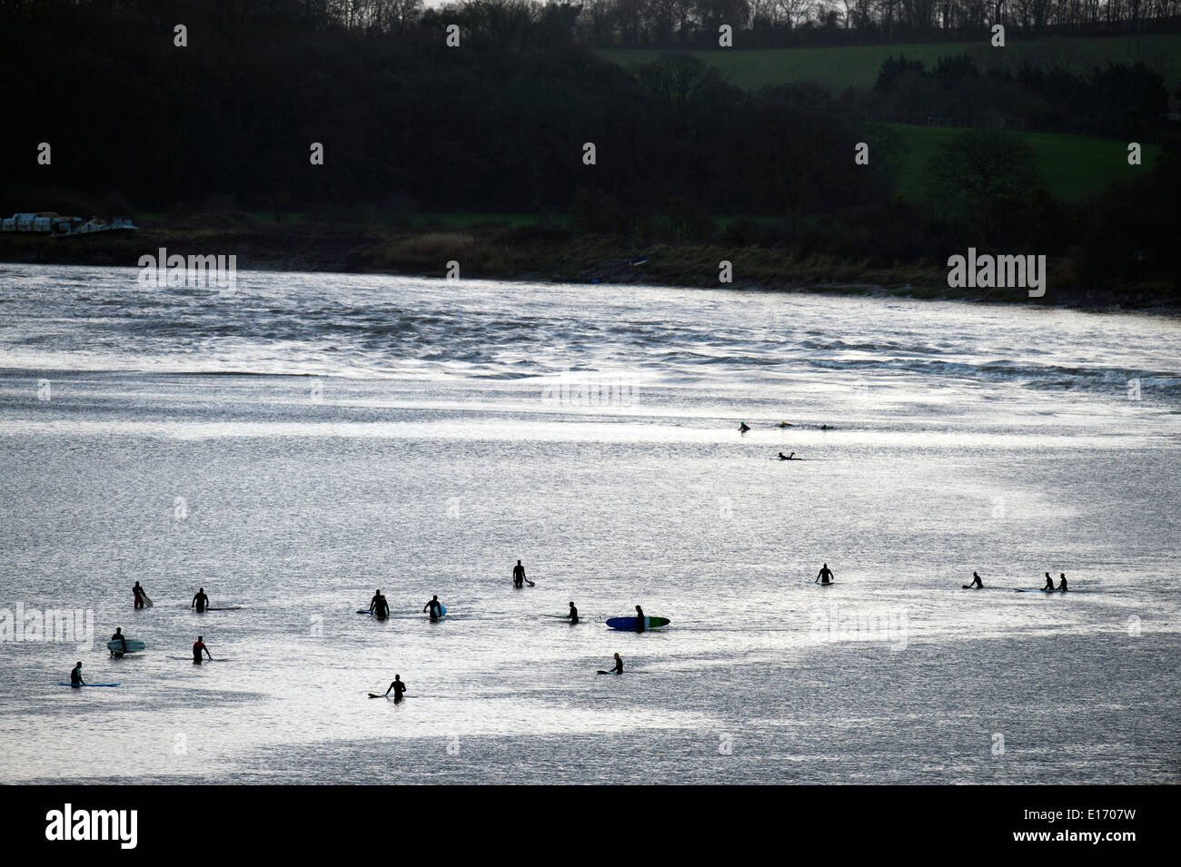 Surfer warten auf die nahende Severn Bore am Newnham auf Severn, Gloucestershire UK 2014 Stockfoto