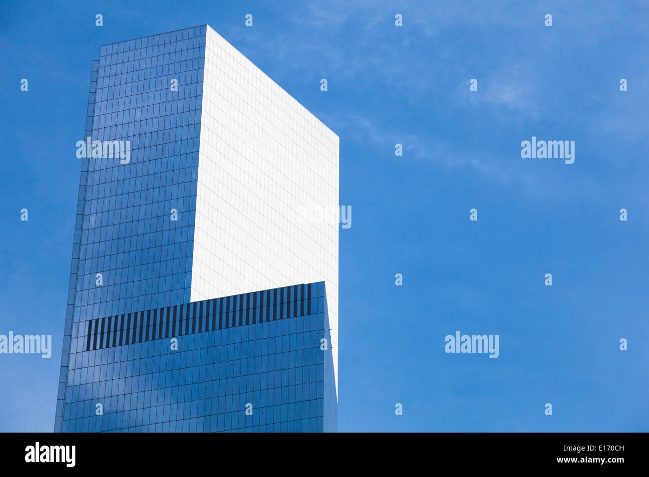 Das fertige Four World Trade Center in New York mit blauem Himmel Stockfoto