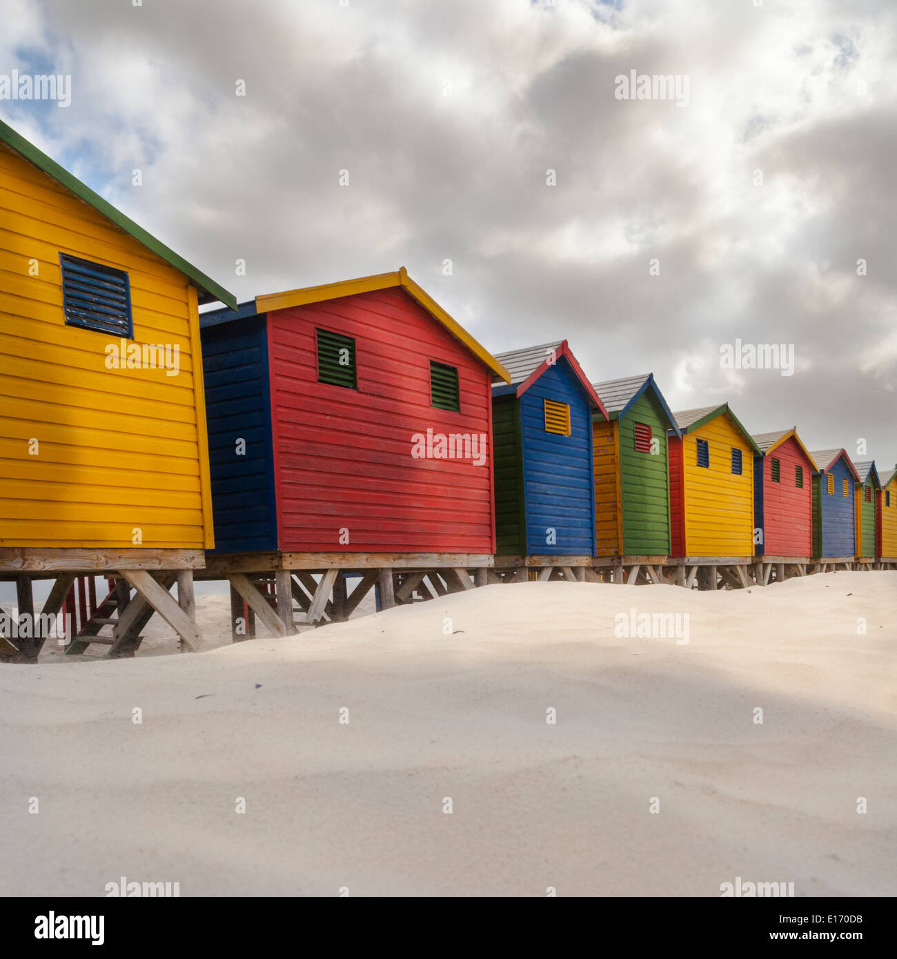 Bunte viktorianische Badehäuschen am Muizenberg Beach, False Bay, in der Nähe von Kapstadt Stockfoto