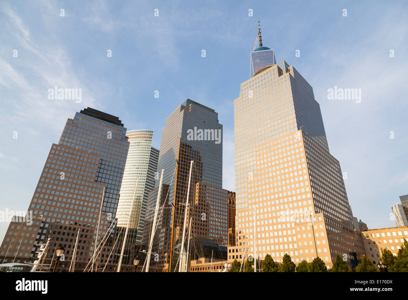 World Financial Center in New York mit dem One World Trade Center im Hintergrund und die North Cove Marina im Vordergrund Stockfoto
