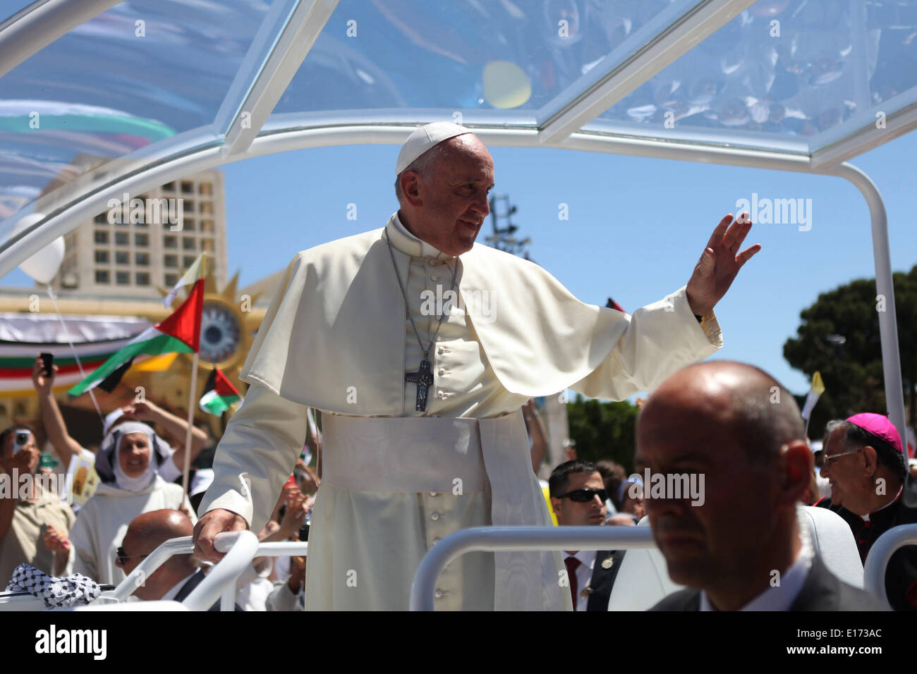 Bethlehem, Westjordanland, Palästinensische Gebiete. 25. Mai 2014. Papst Francis winkt der Menschenmenge wie er kommt, um die Masse am Krippenplatz außerhalb der Geburtskirche in der West Bank von Bethlehem, 25. Mai 2014 geben. Papst Francis am Sonntag lud die israelischen und palästinensischen Präsidenten zu kommen, um den Vatikan für den Frieden zu beten, ein Monat nach dem US-backed Gespräche darauf abzielen, den Nahost-Konflikt zu beenden zusammengebrochen Credit: Shadi Hatem/APA Images/ZUMAPRESS.com/Alamy Live News Stockfoto