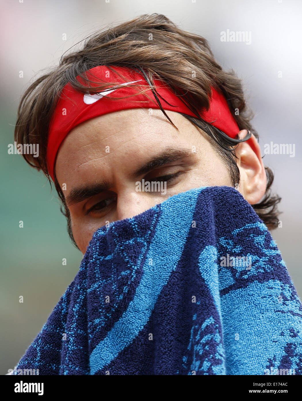 Roger federer switzerland wipes face -Fotos und -Bildmaterial in hoher  Auflösung – Alamy