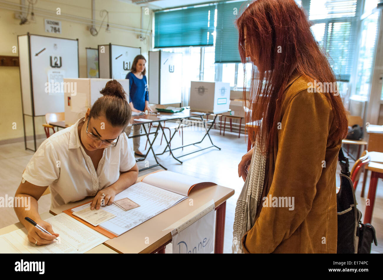 Turin, Italien. 25. Mai 2014. Eine Frau sieht in einem Wahllokal abstimmen. Die Ergebnisse kommen erst in der Nacht, weil in Italien Wahllokale um 23:00 schließen Credit: wirklich Easy Star/Alamy Live News Stockfoto