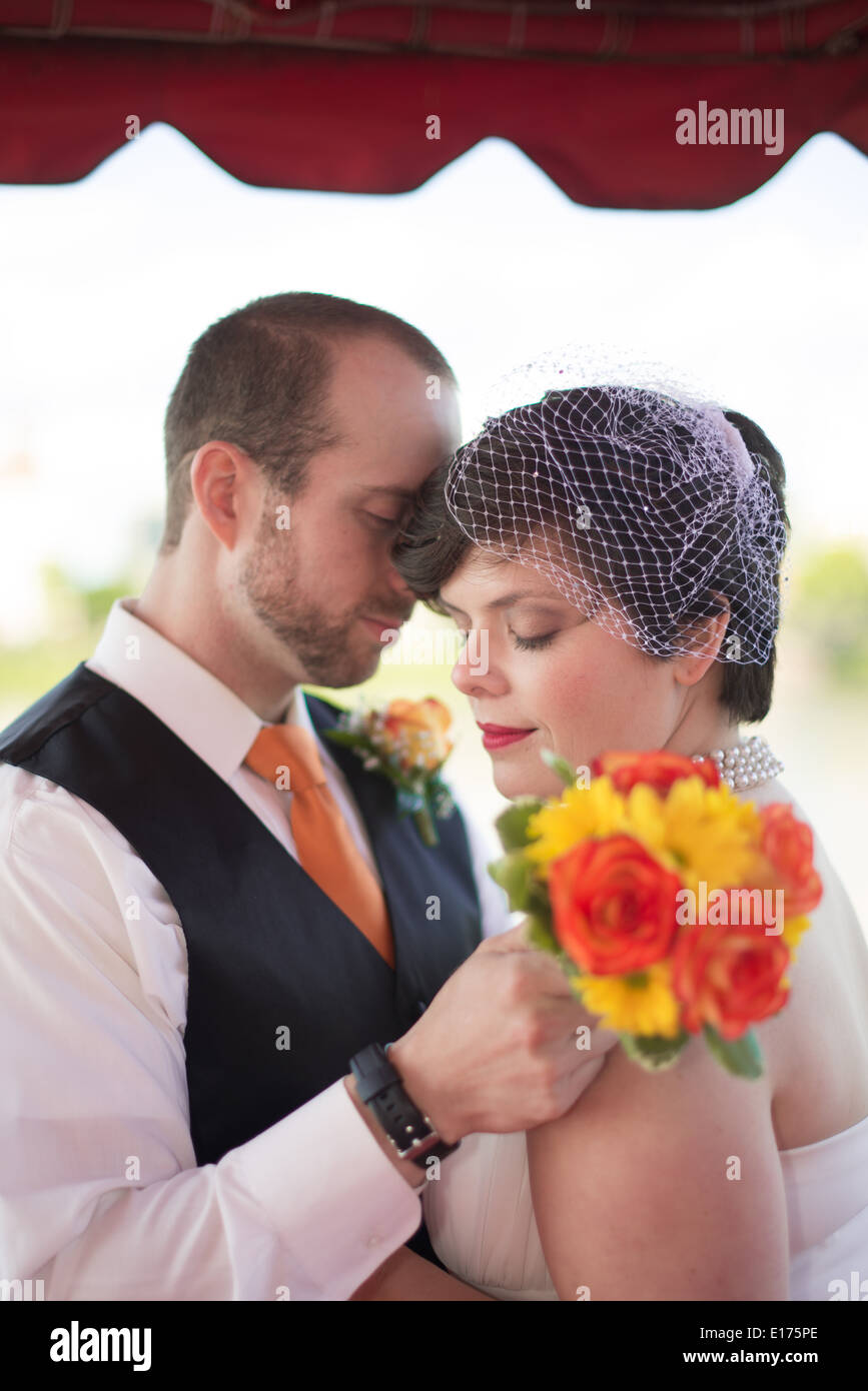 Braut und Bräutigam mit gelben und orange Bouquet. Stockfoto
