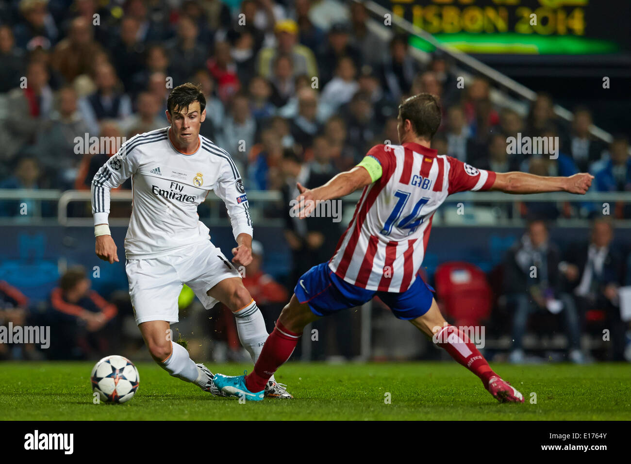 Lissabon, Portugal. 24. Mai 2014. Mittelfeldspieler Gareth Bale von Real Madrid (L) trennt sich von Mittelfeldspieler Gabi Fernandez von Atletico Madrid während der UEFA Champions League Finale zwischen Real Madrid und Atletico Madrid im Sport Lisboa e Benfica-Stadion, Lissabon, Portugal-Credit: Action Plus Sport Bilder/Alamy Live News Stockfoto