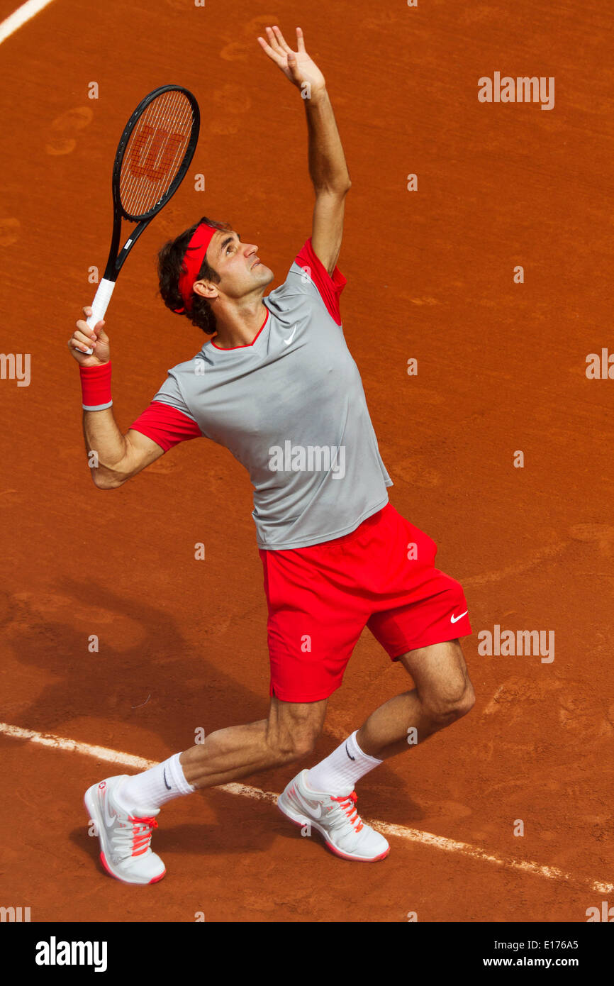 Frankreich, Paris. 25. Mai 2014. Tennis, Roland Garros, Roger Federer (SUI) in Aktion in seinem Match gegen Lukas Lacko (SVK) auf Court Philippe Chatrier (Centercourt) Foto: Tennisimages / Henk Koster/Alamy Live News Stockfoto