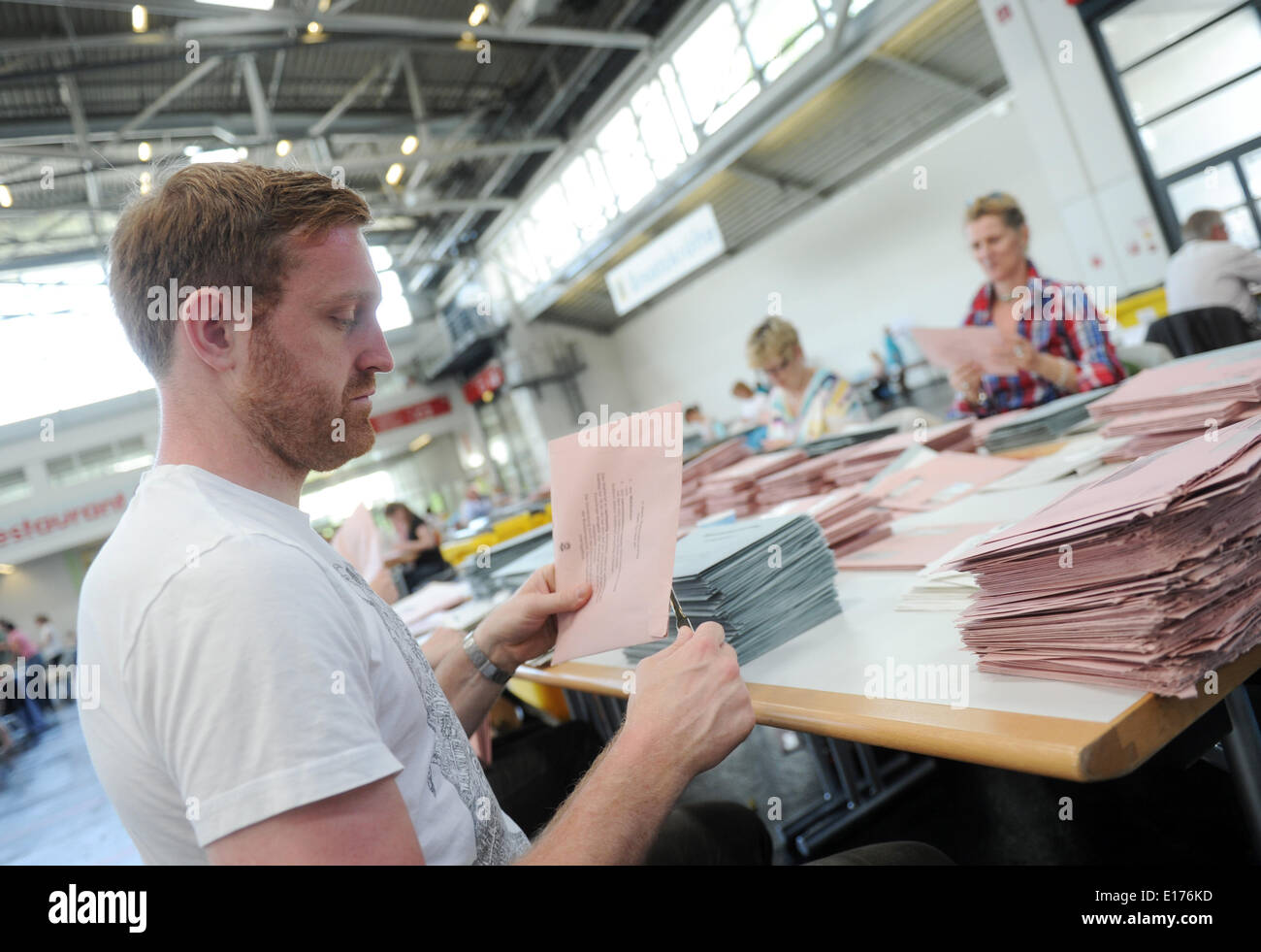 München, Deutschland. 25. Mai 2014. Wahl-Assistenten bereiten die Auszählung der Stimmen von der Briefwahl für die Europawahl 2014 in München, Deutschland, 25. Mai 2014. Mehr als 10 Millionen Menschen wurden erwartet, in Bayern zu stimmen. Foto: Tobias Hase/Dpa/Alamy Live News Stockfoto