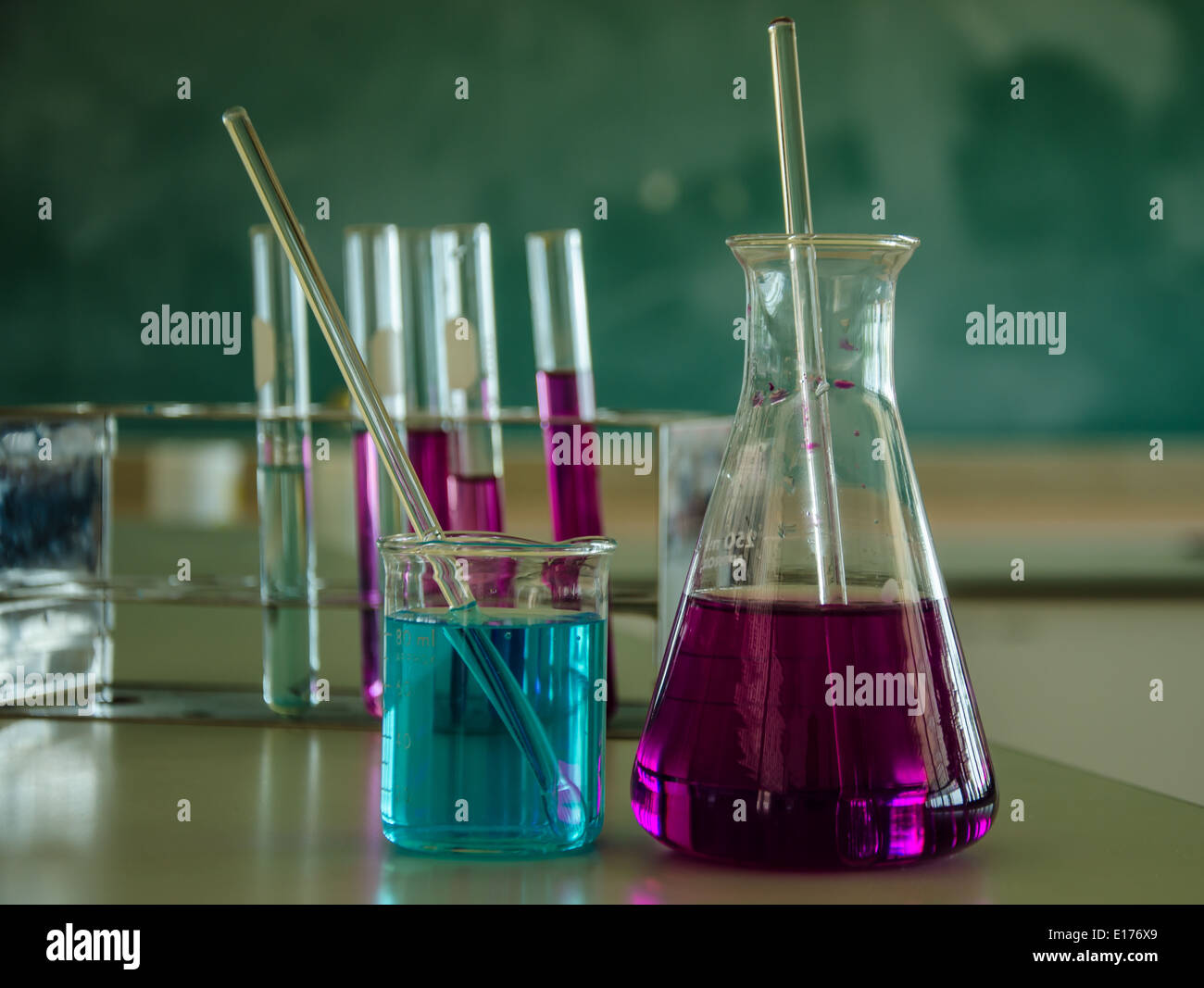 bunte Flüssigkeit im Reagenzglas im Labor Stockfoto