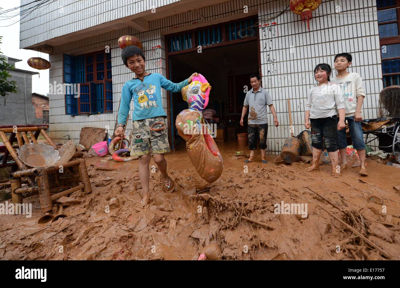 (140525)--NANCHANG, 25. Mai 2014 (Xinhua)--ein Junge sein Spielzeug nach einer Überschwemmung im Chengchong Village in Shangli County, Osten Chinas Jiangxi Provinz, 25. Mai 2014 hält. Schwere Regenfälle getroffen Shangli seit Samstag zwei Todesfälle verursachen und die Umsiedlung von rund 84.500 Menschen zu zwingen. (Xinhua/Zhou Ke) (Yxb) Stockfoto