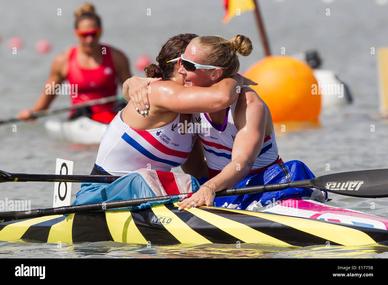 Szeged, Ungarn. 25. Mai 2014. Goldmedaillengewinner Lani Belcher (R) of Britain umarmt ihr Teamkollege Silber-Medaillengewinner Louisa Sawers nach K1 Frauen 5000m Finale 2014 ICF Kanu-Sprint und Paracanoe-WM in Szeged, Ungarn, am 25. Mai 2014. Lani Belcher gewann Gold mit einer Zeit von 22 Minuten und 22,671 Sekunden. Bildnachweis: Attila Volgyi/Xinhua/Alamy Live-Nachrichten Stockfoto