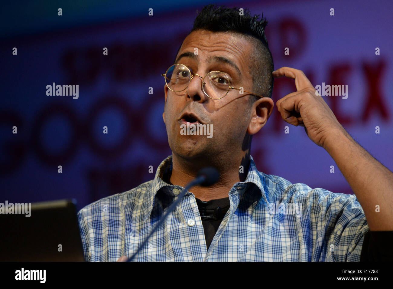 Hay on Wye, Wales UK, Sonntag 25 Mai 2014 Schriftsteller und Sender SIMON SINGH spricht über "Die Simpsons und ihre mathematischen Geheimnisse" am vierten Tag des Daily Telegraph Heu Literaturfestival 2014, Wales UK Foto © Keith Morris Stockfoto