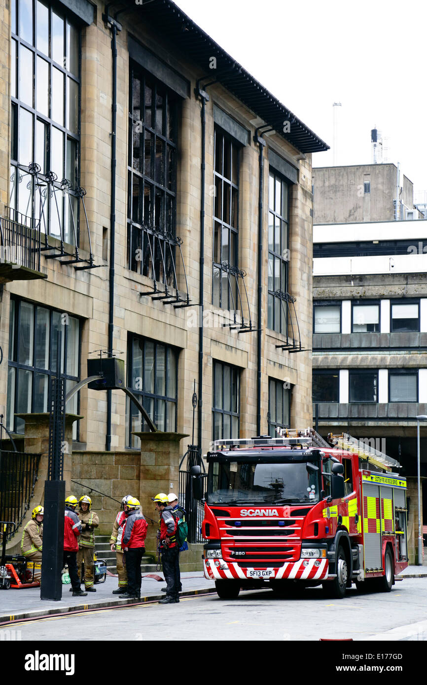167 Renfrew Street, Glasgow, Schottland, Großbritannien, Sonntag, 25. Mai 2014. Feuerwehrleute, die an der Charles Rennie Mackintosh teilnahmen, entwarfen die Glasgow School of Art im Stadtzentrum Stockfoto