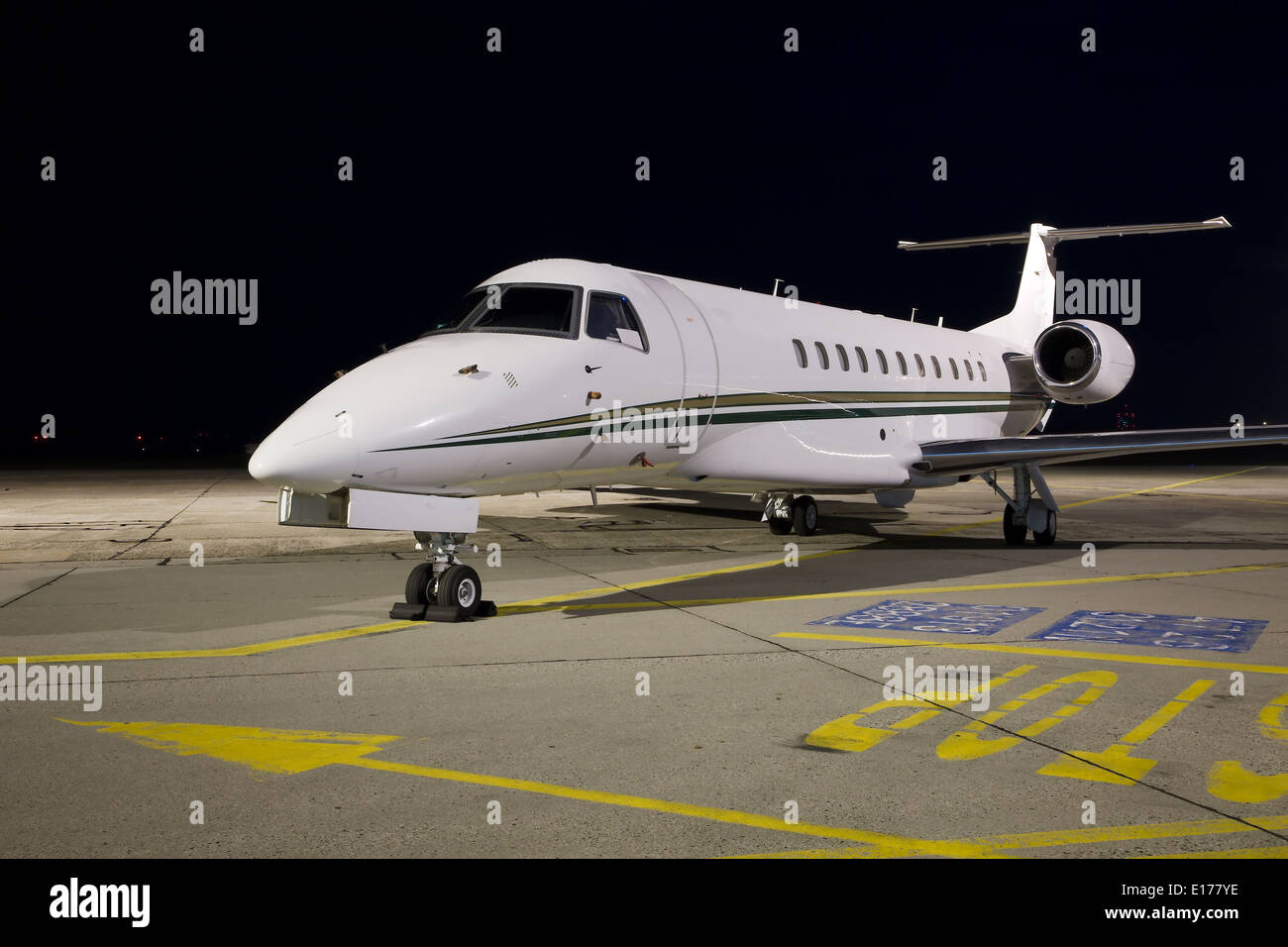 Flugzeug in der Nacht Stockfoto