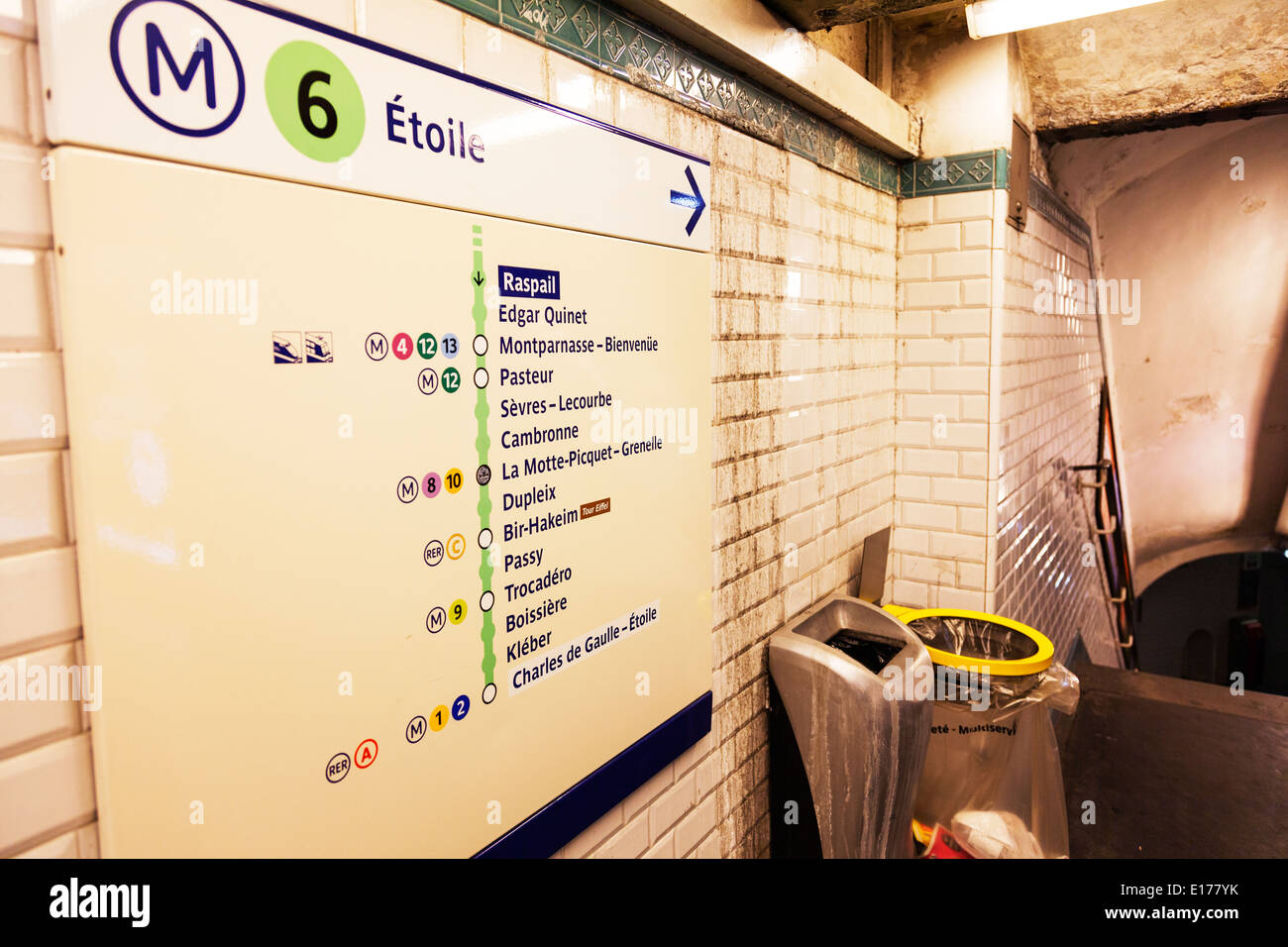 Paris Stadt unterirdische u-Bahn Zug Metropolitain Europa Europäische  Destination Schild Spielplan Etoile Stockfotografie - Alamy