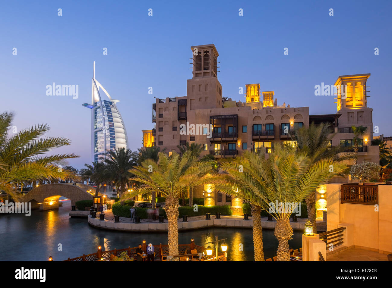 Abends Blick auf Madinat Jumeirah und Burj al Arab Hotel in Dubai Vereinigte Arabische Emirate Stockfoto