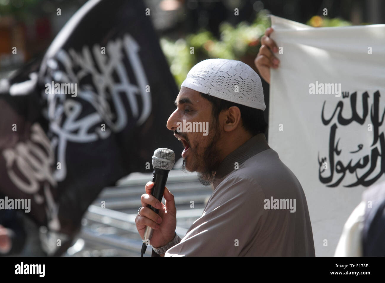 London UK. 25. Mai 2014. Radikale Islamisten protestieren vor der libanesischen Botschaft zu fordern die Freilassung von Scheich Omar Bakri Muhammad. Bakri links das Vereinigte Königreich im Jahr 2005 und wurde von dem Home-Office, er wäre nicht berechtigt, nach Großbritannien zurück und wurde von einem Militärgericht im Libanon zu lebenslanger Haft mit Zwangsarbeit verurteilt, nachdem er beschuldigt Terrorakte Kredit, informiert: Amer Ghazzal/Alamy Live-Nachrichten Stockfoto