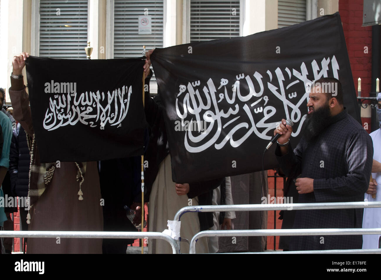 London UK. 25. Mai 2014. Ein Lautsprecher Proteste vor der libanesischen Botschaft fordern die Freilassung von Scheich Omar Bakri Muhammad. Bakri links das Vereinigte Königreich im Jahr 2005 und wurde von dem Home-Office, er wäre nicht berechtigt, nach Großbritannien zurück und wurde von einem Militärgericht im Libanon zu lebenslanger Haft mit Zwangsarbeit verurteilt, nachdem er beschuldigt Terrorakte Kredit, informiert: Amer Ghazzal/Alamy Live-Nachrichten Stockfoto