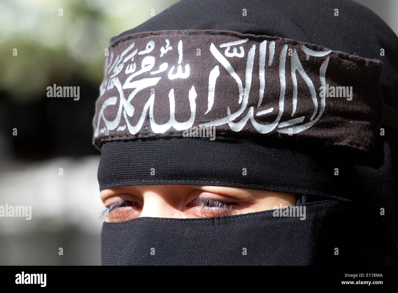 London UK. 25. Mai 2014. Radikale Islamisten protestieren vor der libanesischen Botschaft fordern die Freilassung von Scheich Omar Bakri Muhammad. Bakri links das Vereinigte Königreich im Jahr 2005 und wurde von dem Home-Office, er wäre nicht berechtigt, nach Großbritannien zurück und wurde von einem Militärgericht im Libanon zu lebenslanger Haft mit Zwangsarbeit verurteilt, nachdem er beschuldigt Terrorakte Kredit, informiert: Amer Ghazzal/Alamy Live-Nachrichten Stockfoto