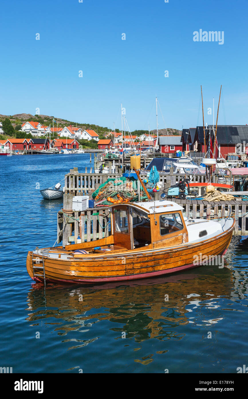 Alte hölzerne Boot im Hafen des Fischerdorfes an der schwedischen Westküste Stockfoto