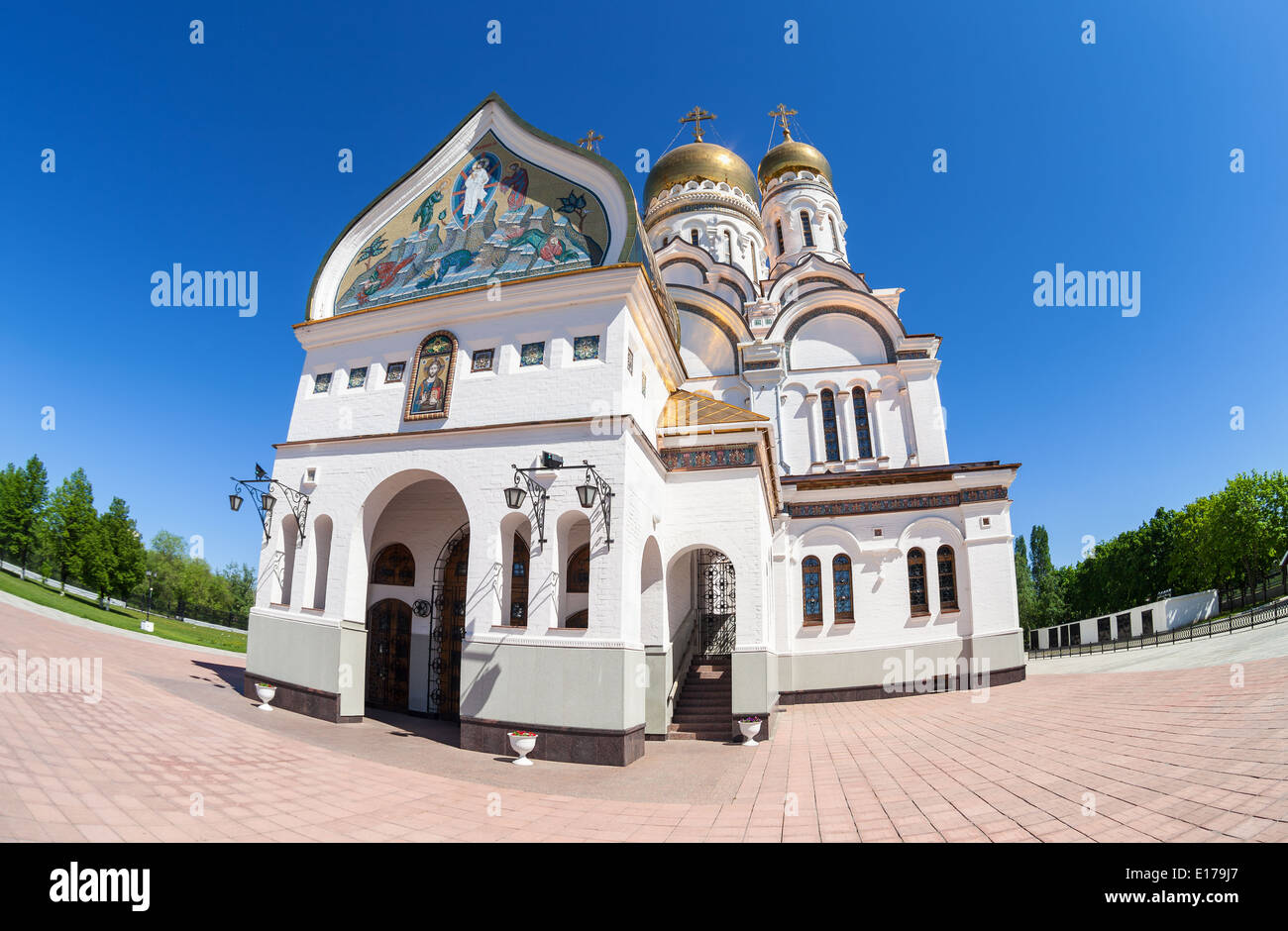 Russische orthodoxe Kirche mit goldenen Kuppeln in Togliatti, Russland Stockfoto