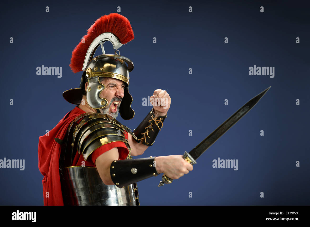 Römischer Zenturio schreiend und mit Schwert Stockfotografie - Alamy