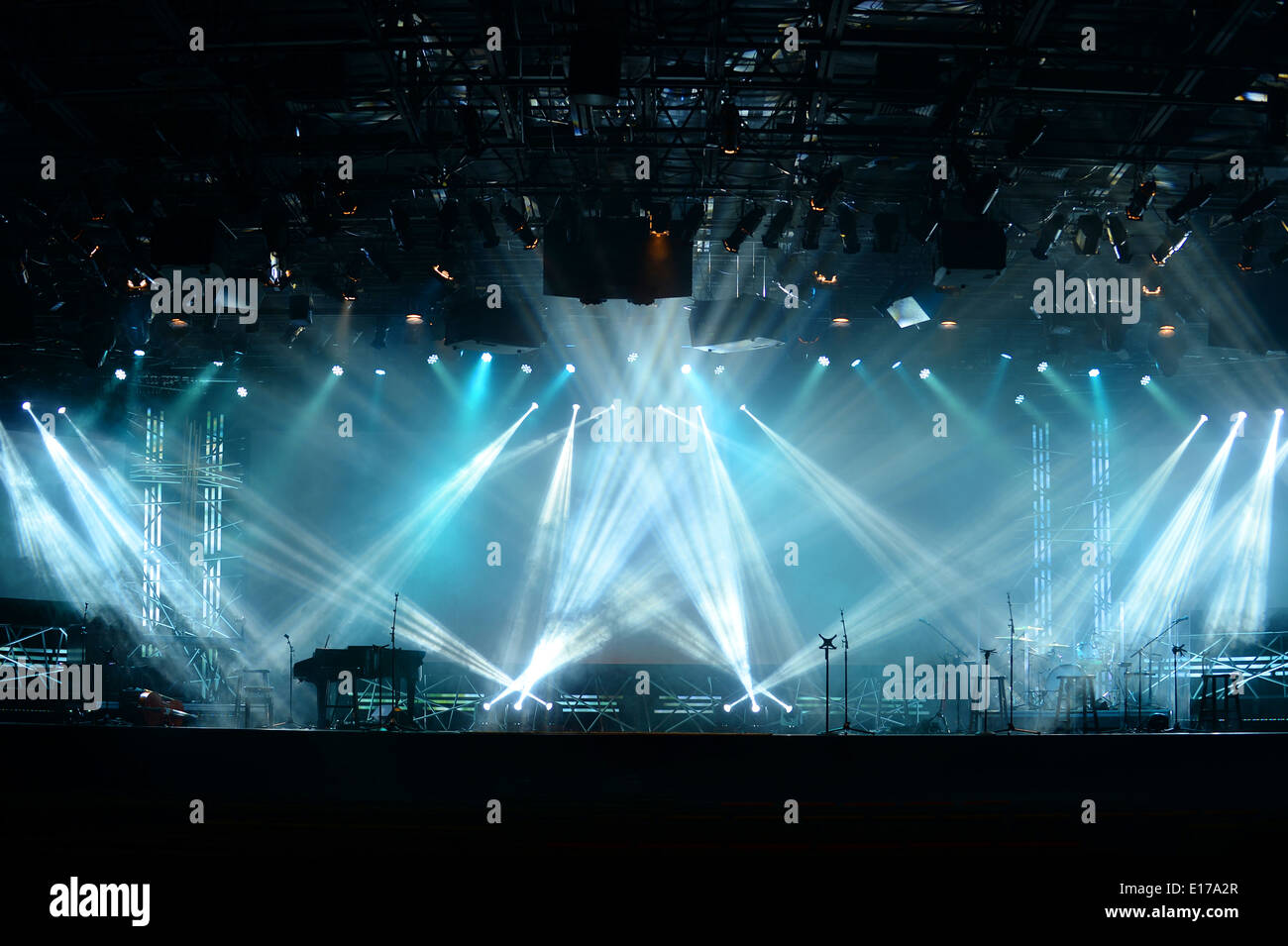 Lichtstrahlen auf der Bühne mit Klavier und Musikinstrumenten Stockfoto