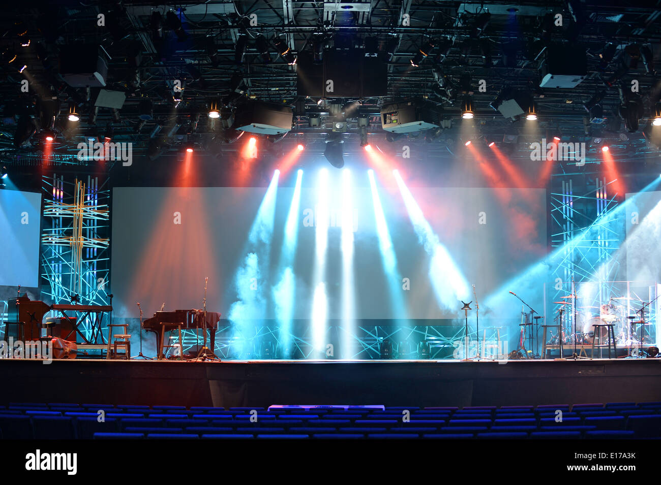 Bühnenbeleuchtung mit Kreuz und Kommunion Tabletts im Vordergrund Stockfoto