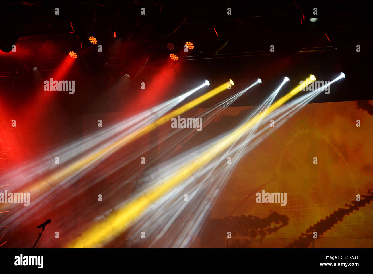 Konzert auf der Bühne mit roten, gelben und weißen Farben leuchtet Stockfoto