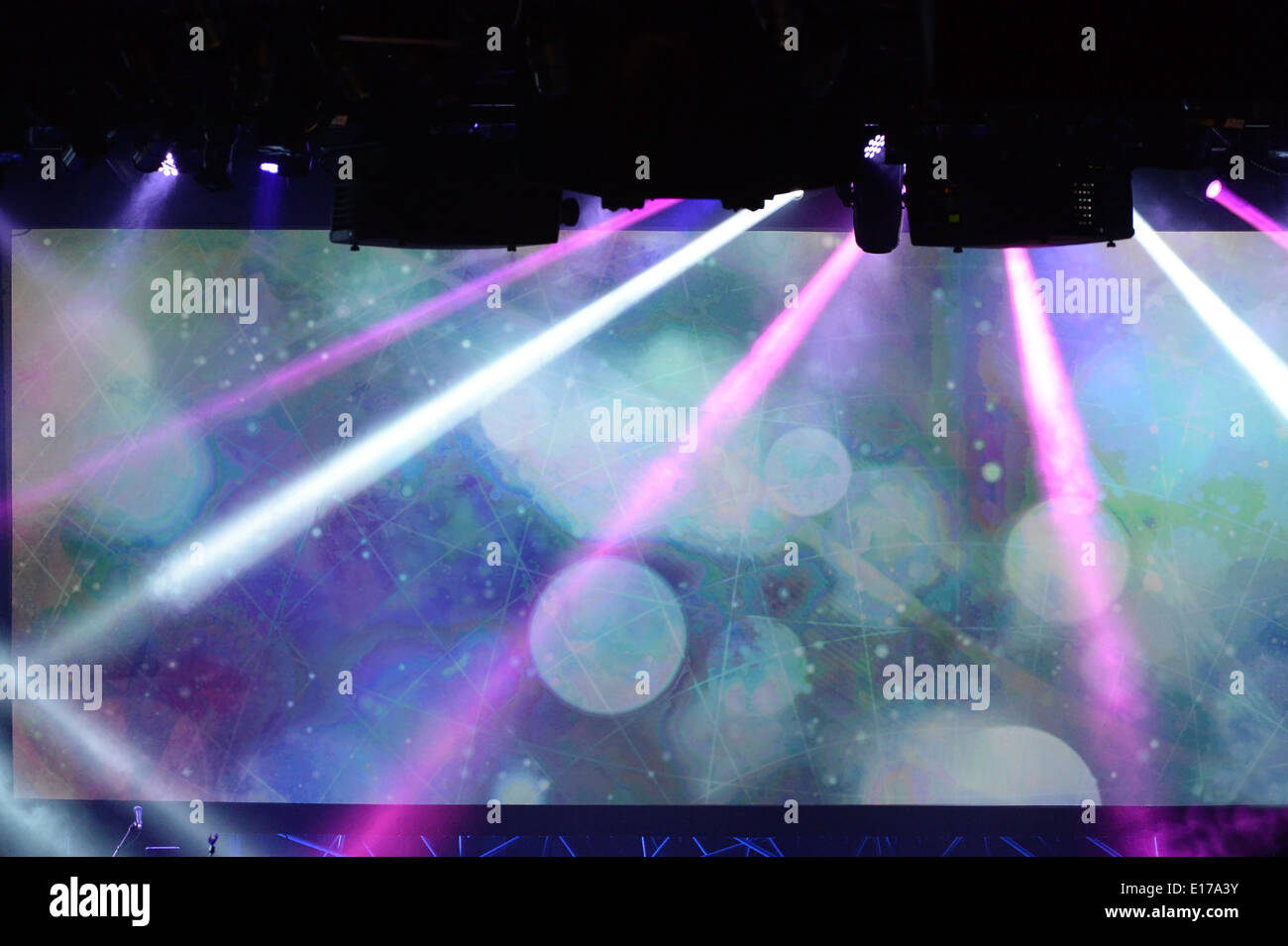 Bühnenbeleuchtung mit Mikrofon im Vordergrund Stockfoto
