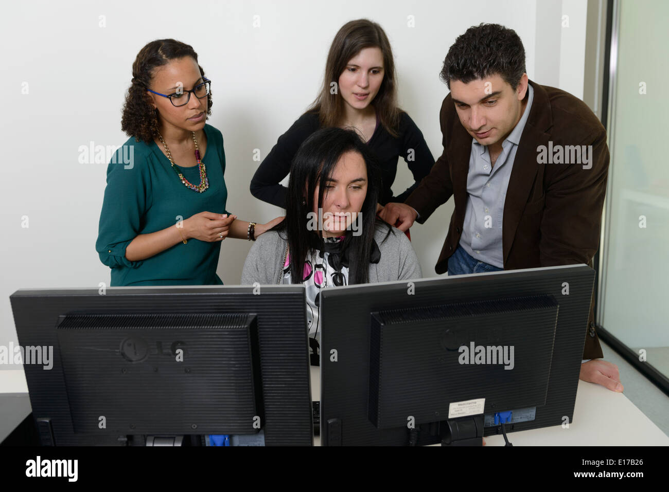 Büroangestellte, die Diskussion über ein Projekt auf einem Computer-Bildschirm Stockfoto