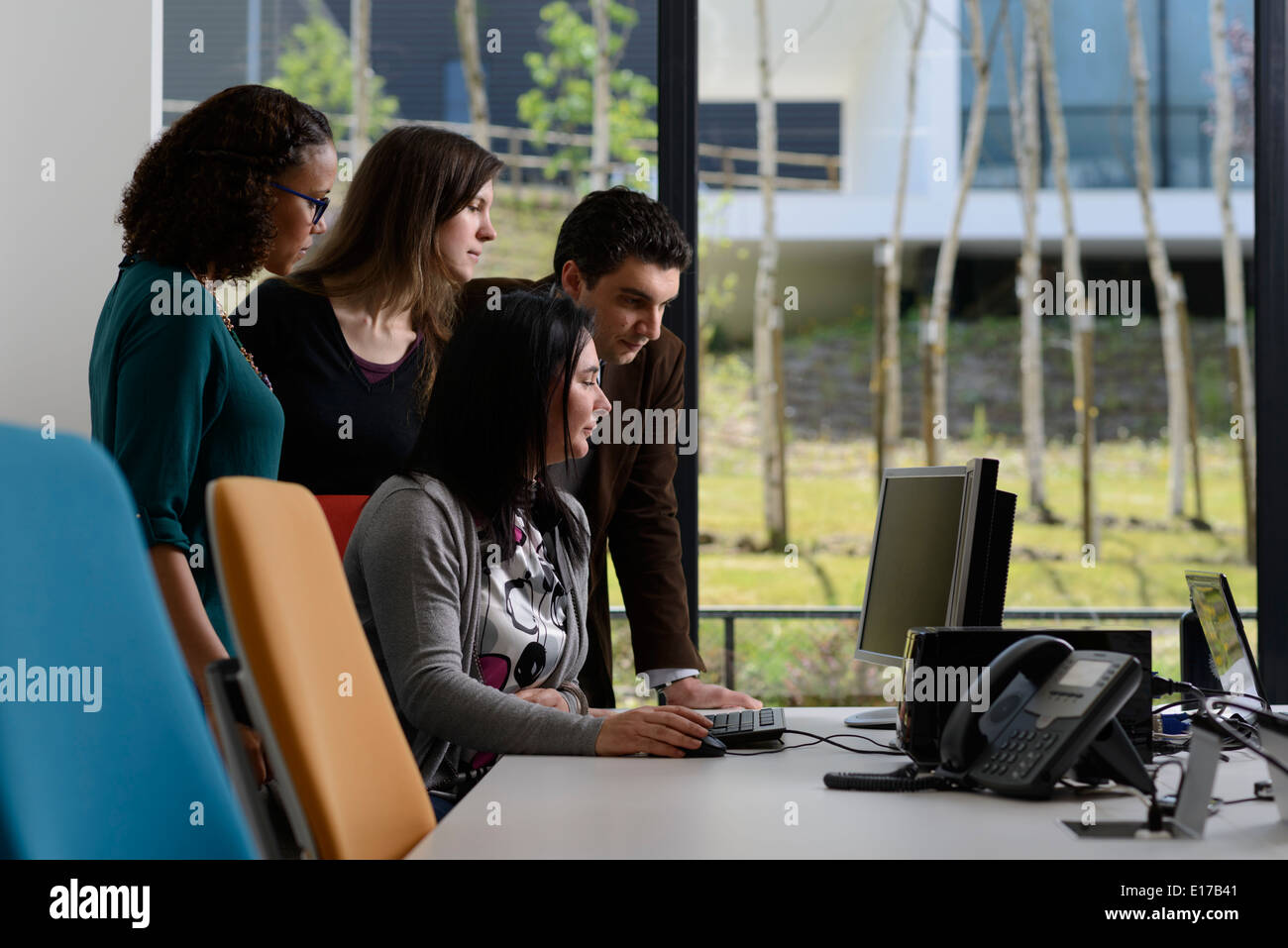 Büroangestellte, die Diskussion über ein Projekt auf einem Computer-Bildschirm Stockfoto