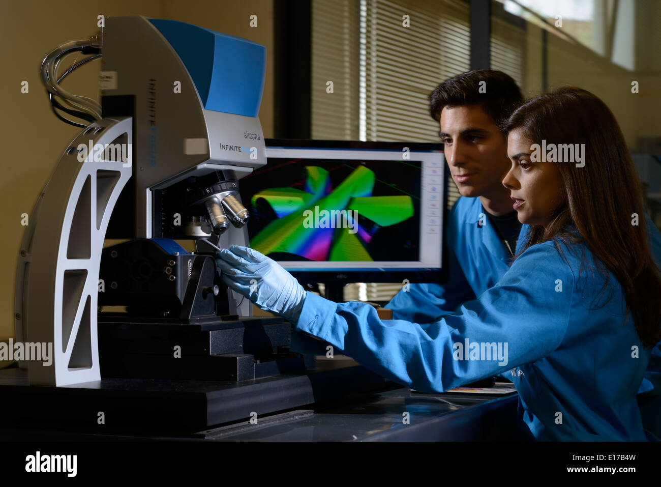 Wissenschaftler mit einem Alicona InfiniteFocus 3D Oberfläche Messgerät Stockfoto
