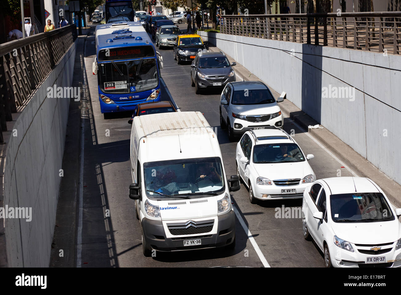 dichten Verkehr in Unterführung in der Innenstadt von Santiago Chile Stockfoto