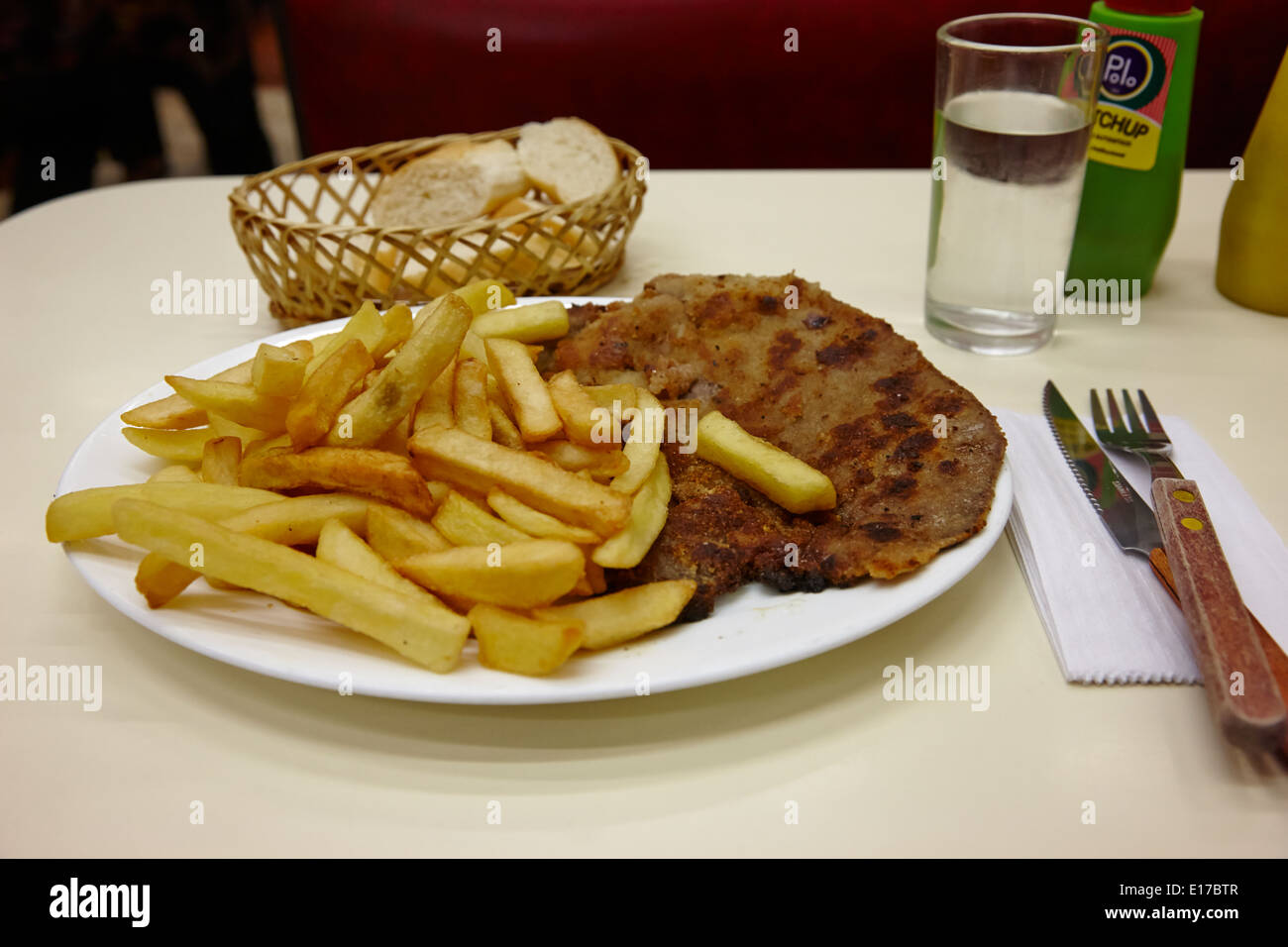 Milanesa Steak mit Pommes frites in einem Café Santiago Chile Stockfoto
