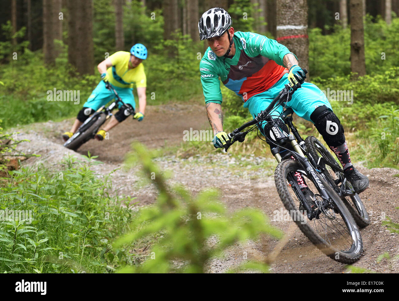 Breitenbrunn, Deutschland. 23. Mai 2014. Zwei Mountainbiker radeln Sie entlang einer Kurve an die Trailcenter Rabenberg bei Breitenbrunn, Deutschland, 23. Mai 2014. Der Park hat für seine zweite Saison eröffnet und verfügt über zusätzliche Wege für Radfahrer, rund 50 Kilometer von schmalen und aus Holz, Wurzelpassagen und erweiterte enge Kurven. Foto: Jan Woitas/Dpa/Alamy Live News Stockfoto