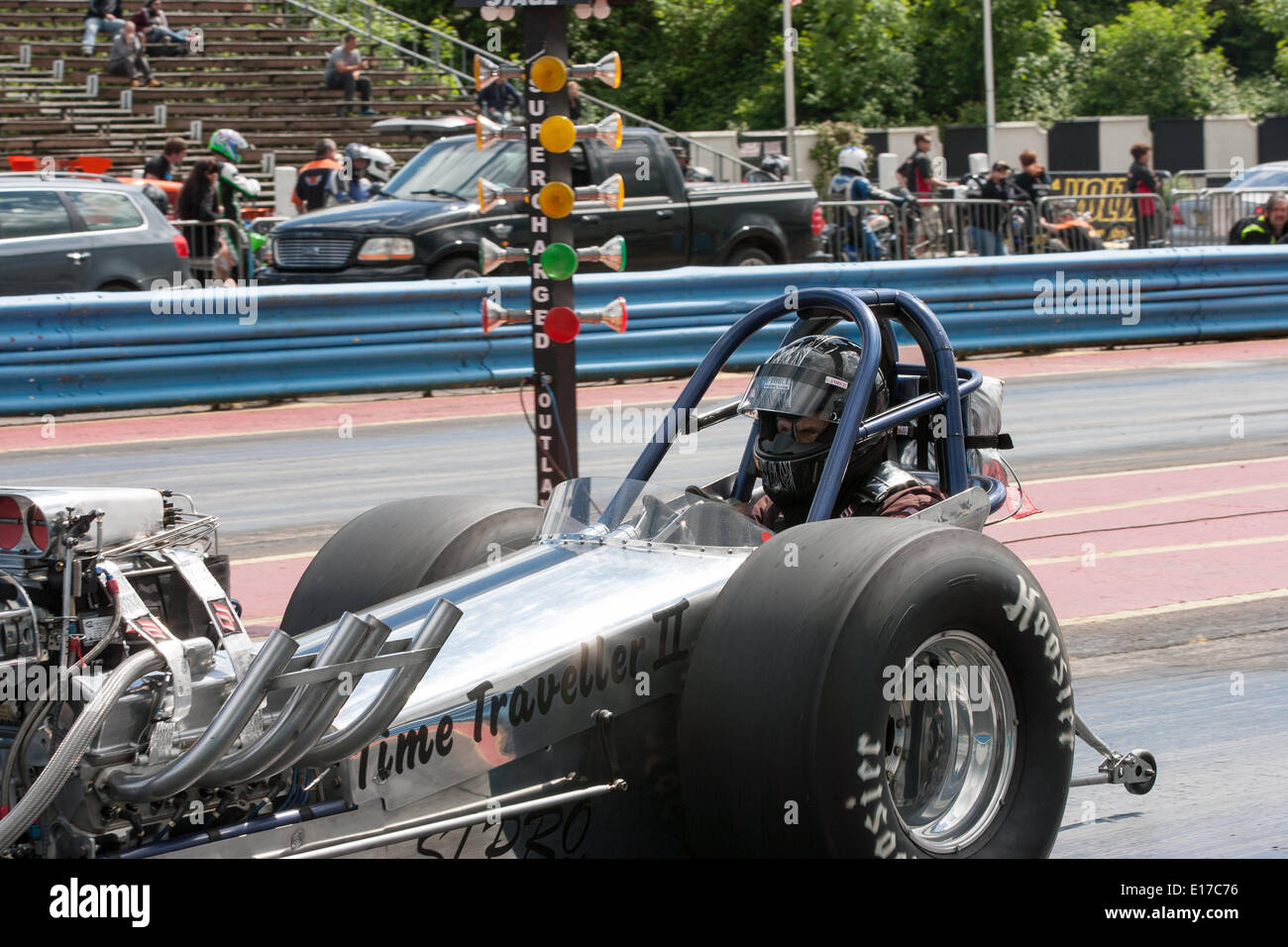 Lange Marston, UK. 25. Mai 2014. Bank Holiday Wochenende sieht die jährliche Gary Picknick / AMIS Wochenende, wo Eigentümer die Chance erhalten, ihre Autos auf dem Viertel Meile Drag Strip zu Rennen, zu schauen, um die schnellsten Zeiten Kredit aufnehmen: Paul Hastie/Alamy Live News Stockfoto