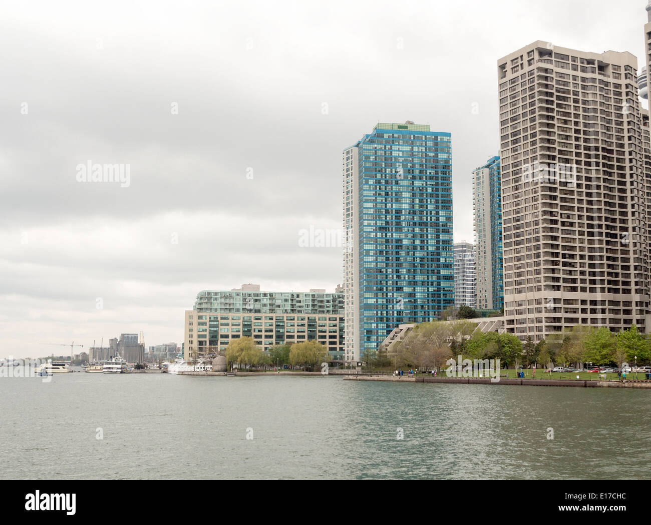 Waterfront Toronto am Lake Ontario mit Park und Eigentumswohnungen. Stockfoto