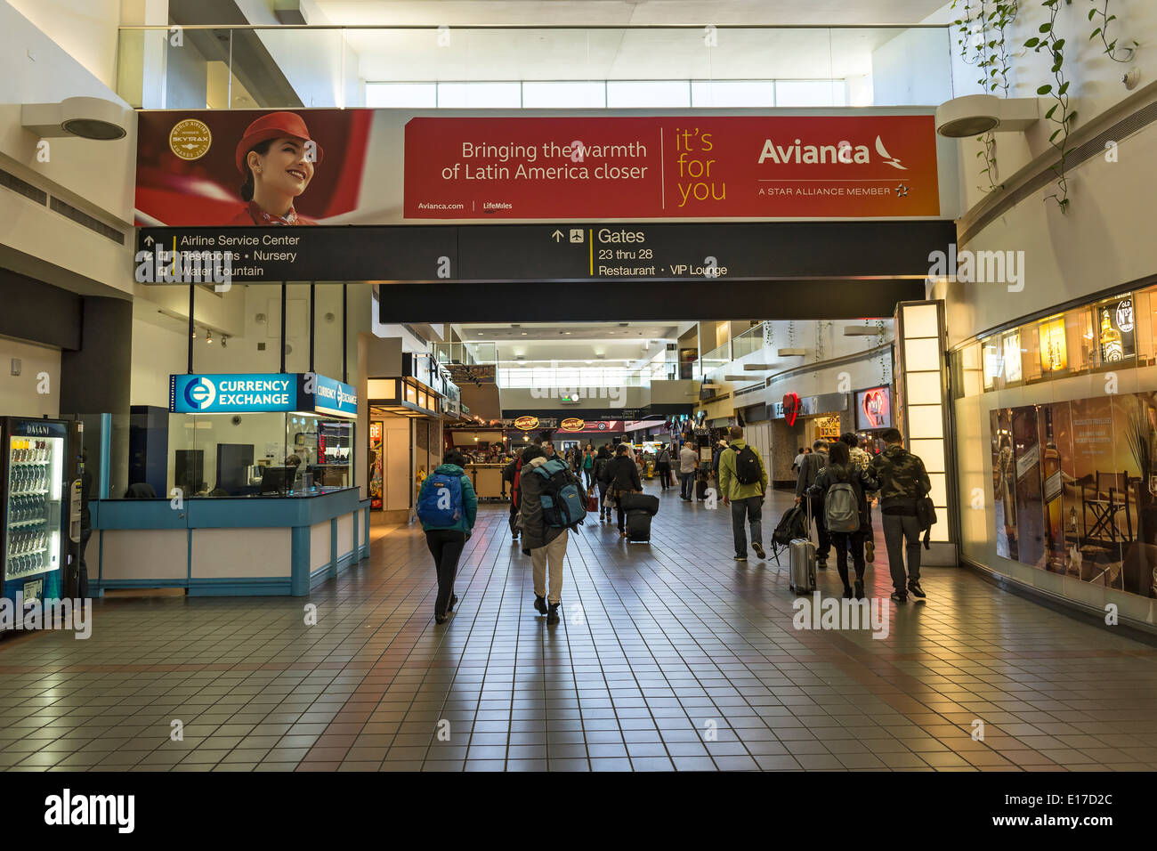 Menschen zu Fuß durch das LAX Terminal. Stockfoto