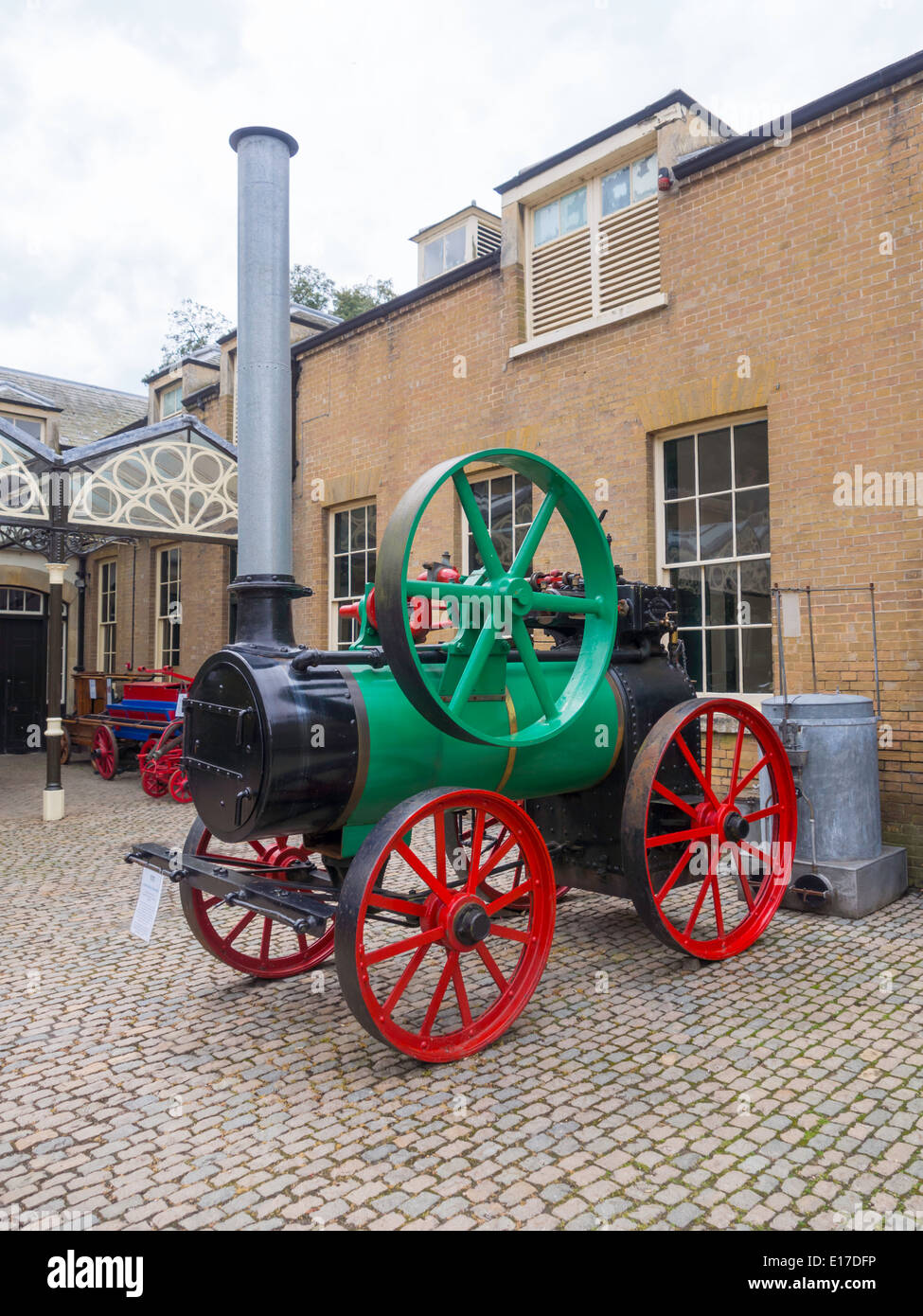 Eine fahrbare Dampfmaschine gebaut 1925 durch Landwirte Foundry Co. im Bygones Museum in Holkham Hall Norfolk England UK Stockfoto