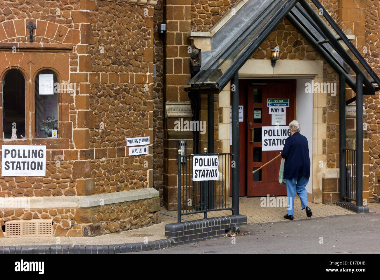 Frau-Wähler Eingabe Wahllokal Wahlrecht bei Wahlen zum Europäischen Parlament Mai 2014 Hunstanton Norfolk Stockfoto