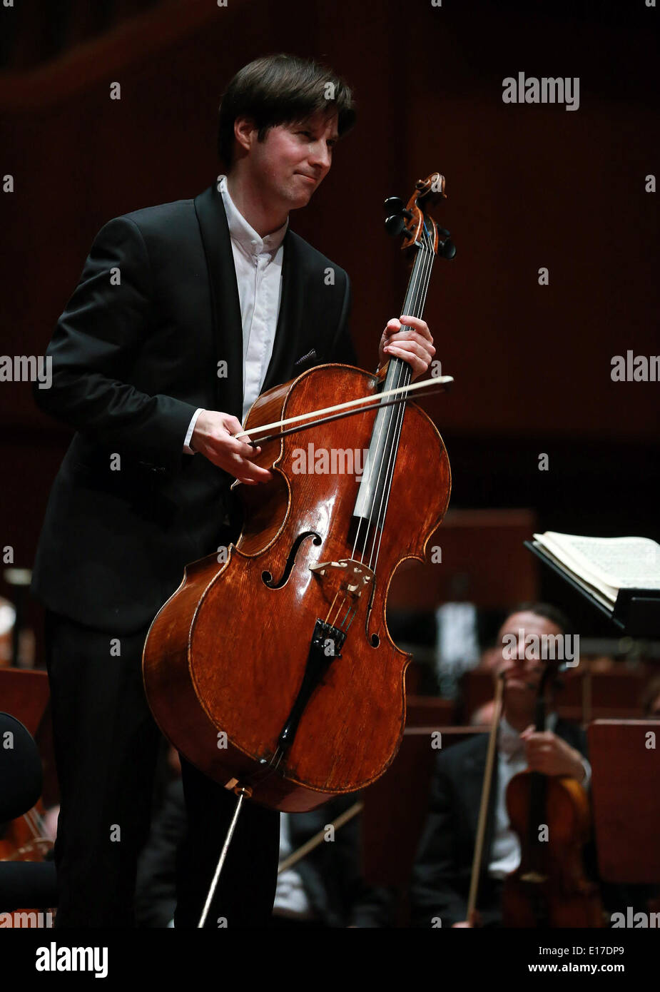 Frankfurt. 25. Mai 2014. Deutscher Cellist Daniel Müller-Schott reagiert auf den Applaus im Konzert in der Zusammenarbeit mit Budapest Festivalorchester in der alten Oper in Frankfurt, Deutschland am 25. Mai 2014. © Luo Huanhuan/Xinhua/Alamy Live-Nachrichten Stockfoto